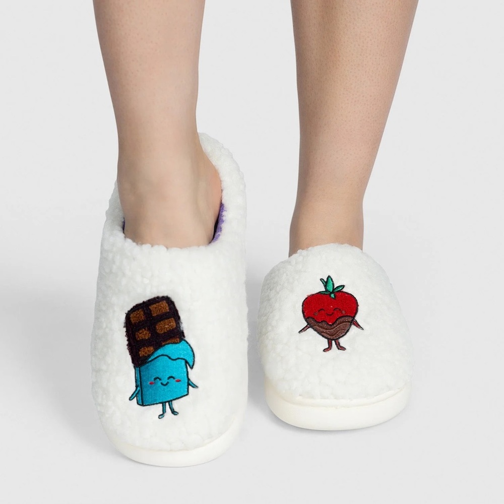 Brand New Women’s The Oodie “Chocolate Snuggle” Slippers Size Small